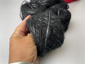 Glow one - garnkit til PetiteKnit sweater i sort